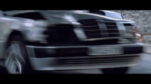 Устраивают гонку и заманивают в ловушку.