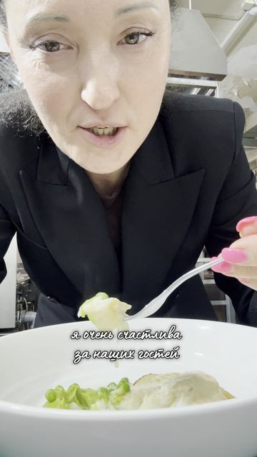 Сегодня пробуем палтус с пюре из брокколи и зеленым горошком от Брайт Кейтеринг🫛