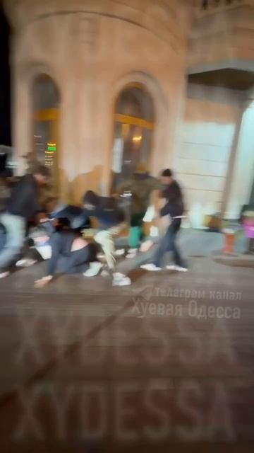 Но есть и хорошие новости. В Одессе ребятам удалось вырвать своего знакомого из рук людей.