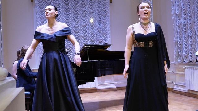 Юлия Ситникова и Юлия Гордина исполняют дуэт Аиды и Амнерис Верди. Фортепиано — Роман Цветенко