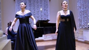 Юлия Ситникова и Юлия Гордина исполняют дуэт Аиды и Амнерис Верди. Фортепиано — Роман Цветенко