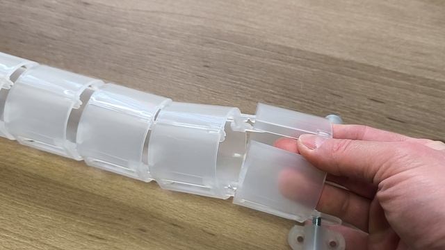 Бесцветный кабель-канал с большим (белым) основанием