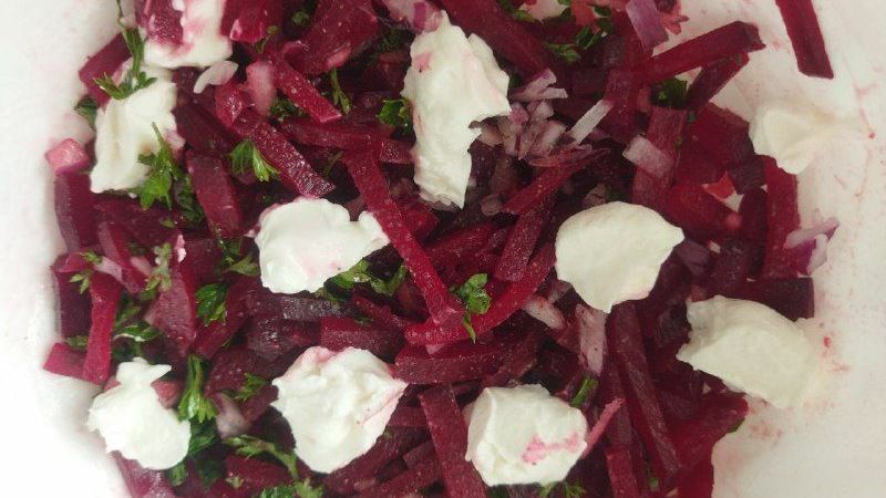 Пестрый салат из свеклы с рикоттой