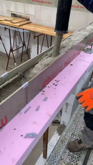 Заливают цементный раствор.