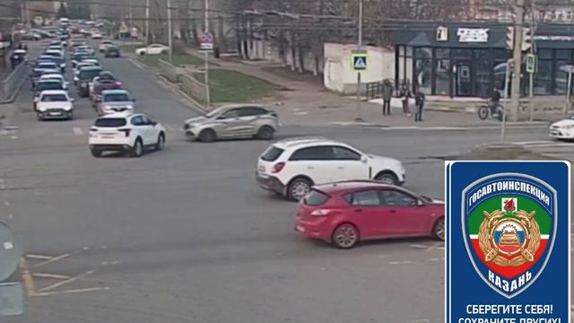 В Казани «Лада» после столкновения влетела в толпу пешеходов на тротуаре