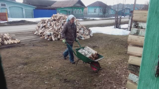 Обычный день в деревне Копаю траншею