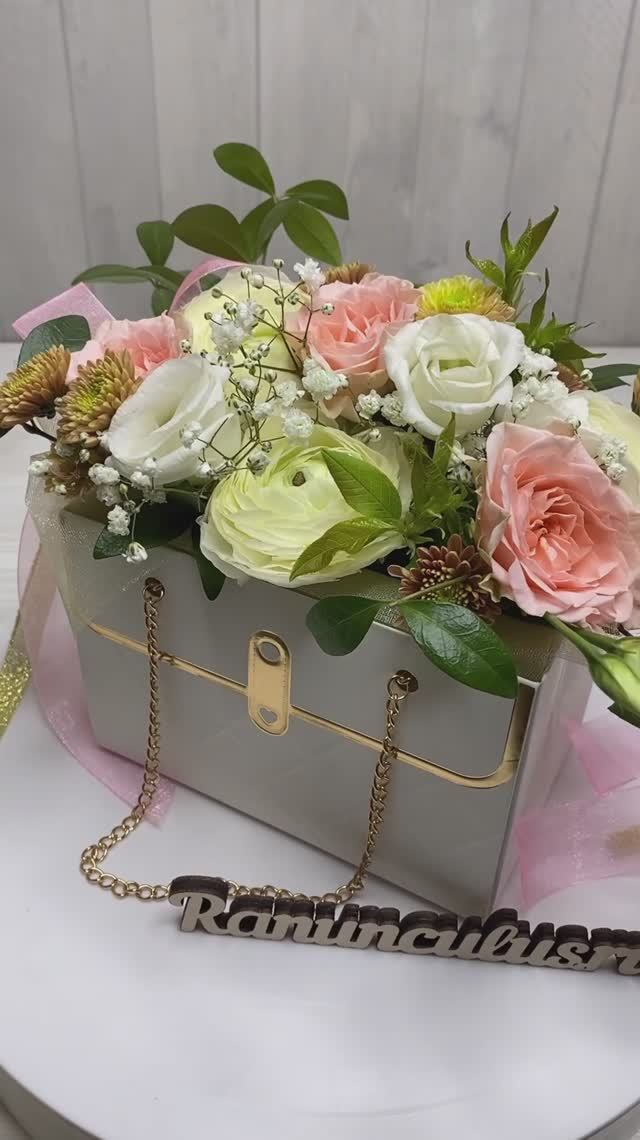 Композиция из живых цветов в стильной сумочке