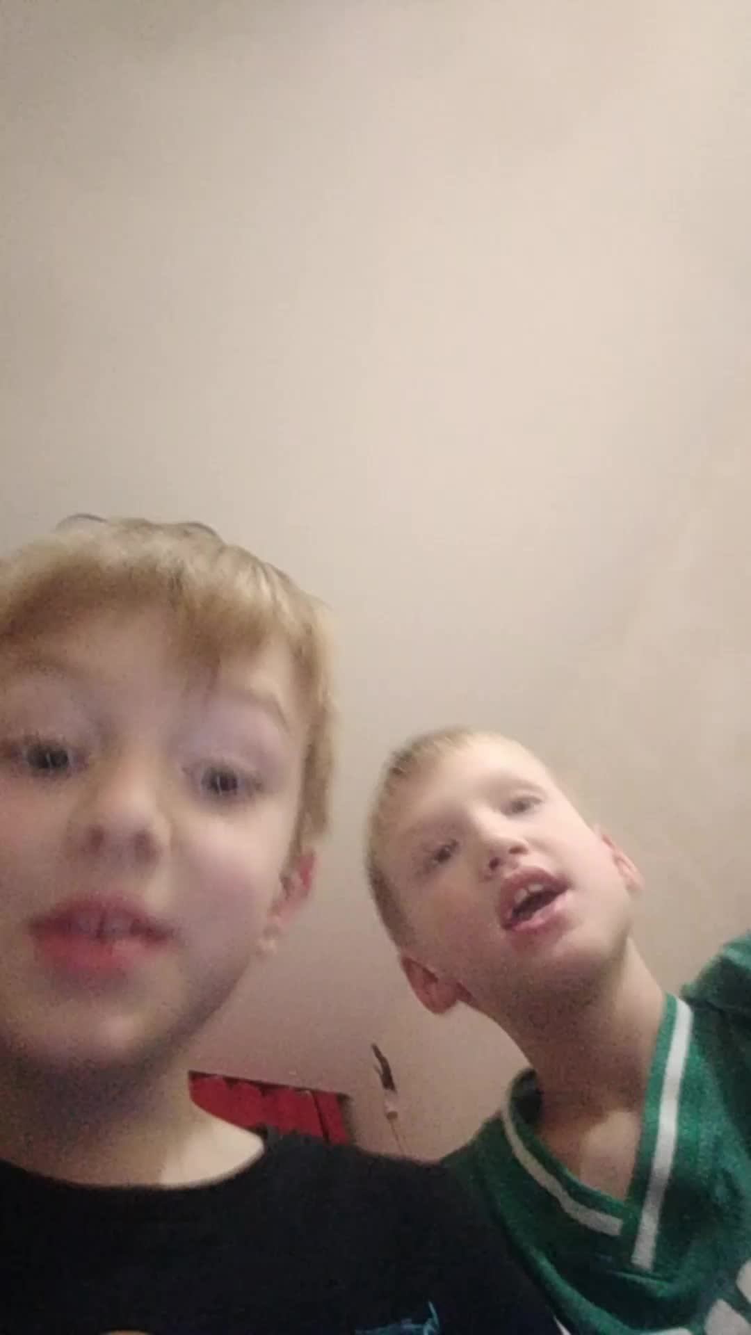 Ярик и  сеня показывает крутые машинки