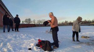 Зимнее плавание Если хочешь быть здоров, закаляйся! Кто составит компанию командиру подводной лодки?