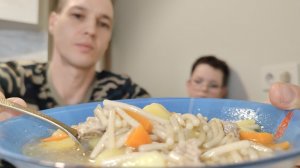 Мукбанг: суп с мясом, куриный пудинг, бутерброд с колбасой и яйцом, огурец, каша. Сходили на рынок.