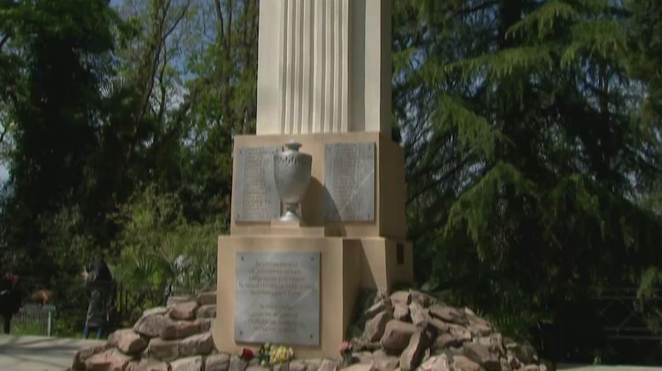 В Сочи привели в порядок братскую могилу 45 советских воинов на улице Клубничной