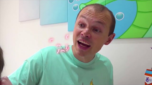 Катя и Макс играют с гаджетами