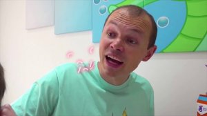 Катя и Макс играют с гаджетами