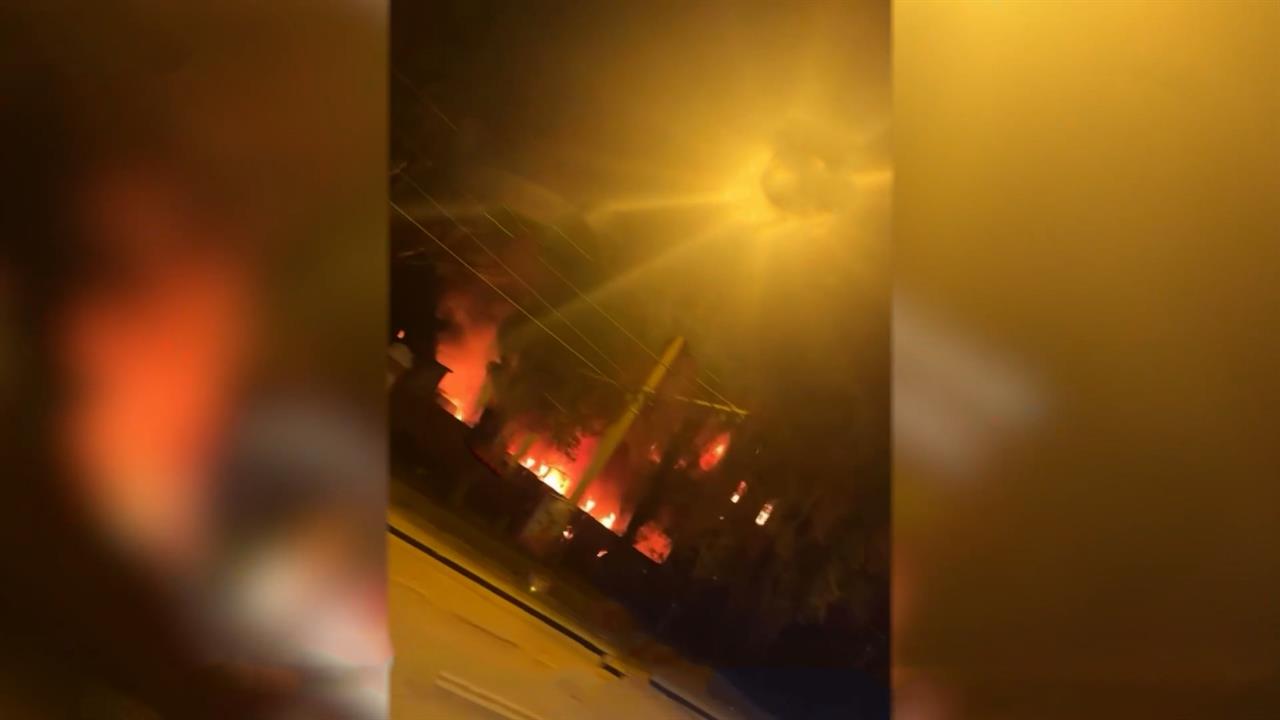 Появились кадры пожара в здании 