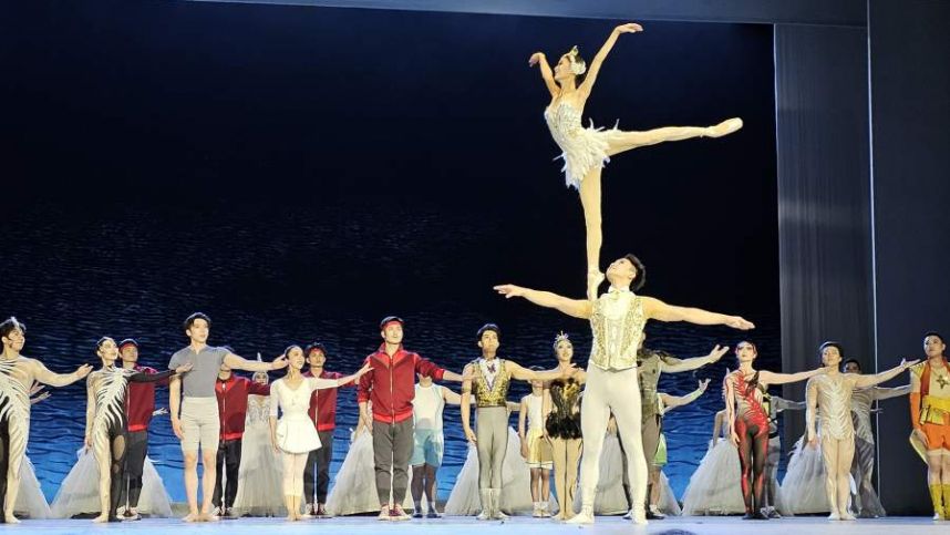 «Лебедь» взлетел в Мариинке: китайский театр привез в Петербург балет на плечах