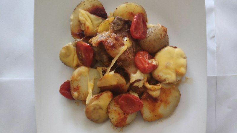 Аппетитный гратен из свиного филе и овощей