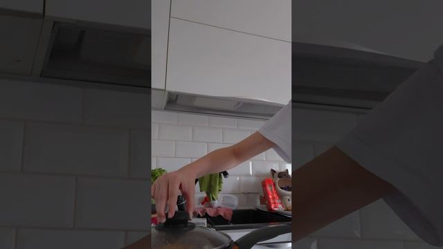 впервые снял ролик про готовки яйцо с хлебам