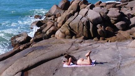 Шашлык на пляже: рецепт и атмосфера — девушка в бикини готовит у моря