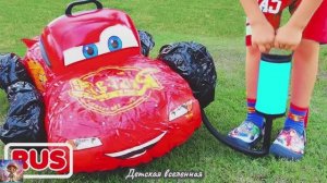 МАЛЬЧИШКИ ИГРАЮТ С ИГРУШЕЧНЫМИ МАШИНКАМИ / ДЕТСКАЯ ВСЕЛЕННАЯ