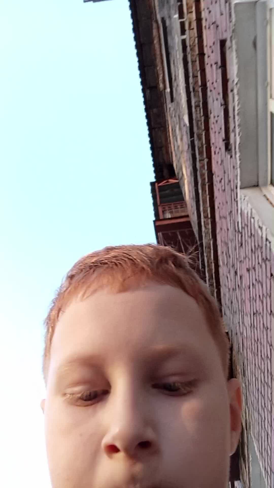 Кирилл танцует.