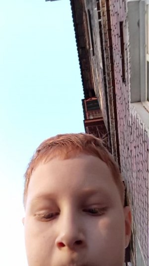 Кирилл танцует.