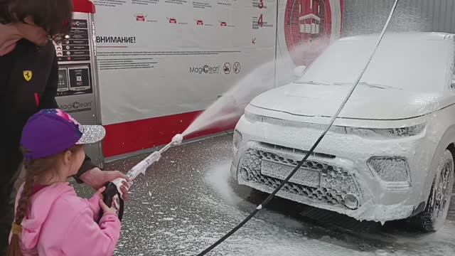 Настя с папой моют машину #детям