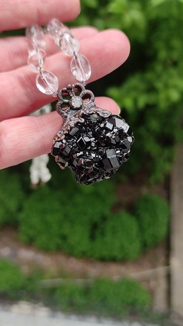 Колье из кварца с кулоном из необработанного черного граната (меланит)