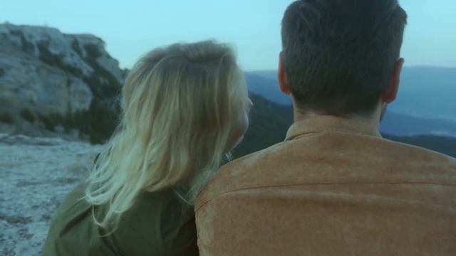 Заиграл аккордеон.