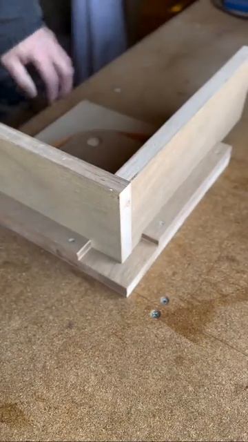 Угловой зажим для сборки мебели👌🏻

Сделано Руками