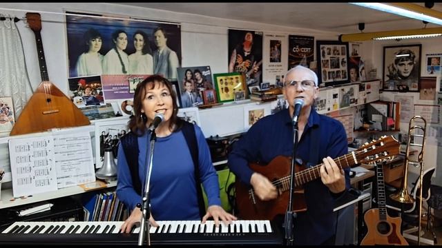 Виктор Карасенко и Галина Кныш Ансамбль Москвичи поют песню. Ой играй гитара моя милая..