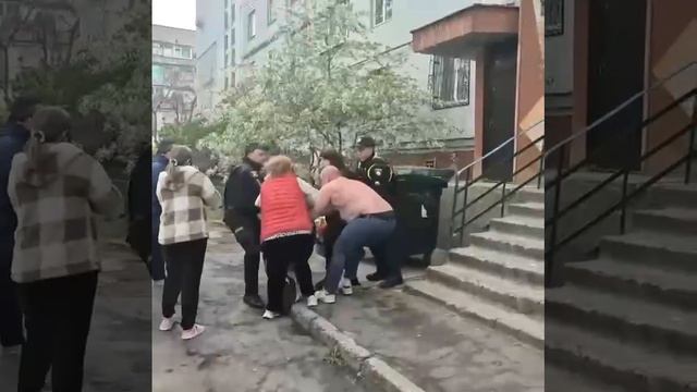 В Николаеве Cоседи возле подъезда дома отбили от людоловов отца троих детей 2