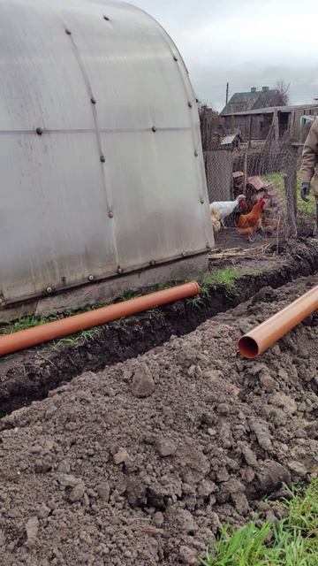 Заканчиваем дренаж в огороде...