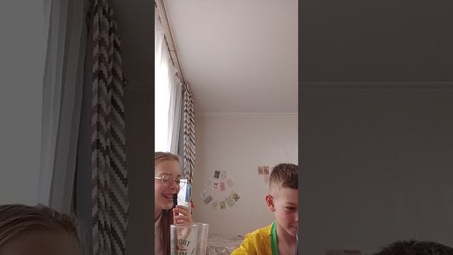 играем в младенца жёлтого