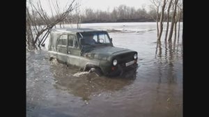 УАЗ-469 по  реке во льдах! Бездорожье, полный привод!