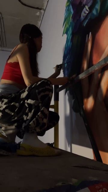 Огромный портрет на стене