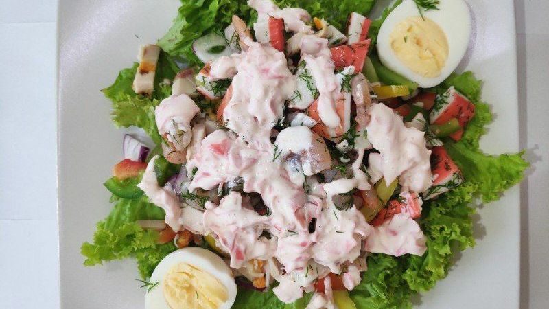 Пикантный овощной салат с морепродуктами