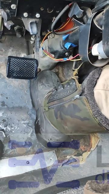 КАМАЗ 53229. Кто не знает - хрен заглушит двигатель!) Ключом не получится!))