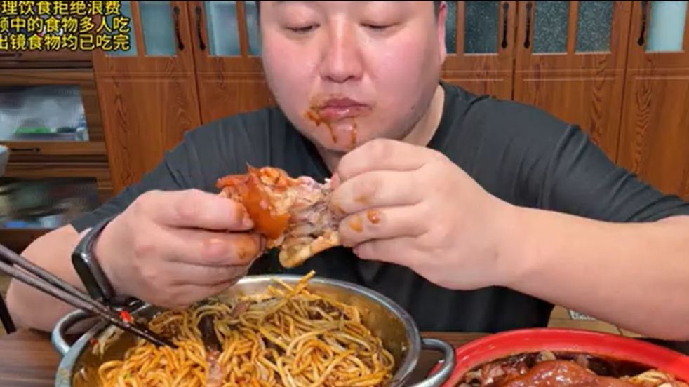 🔥【Лапша с тушеной свиной рулькой】Лапша с баклажанами и нежной, крупной свиной рулькой