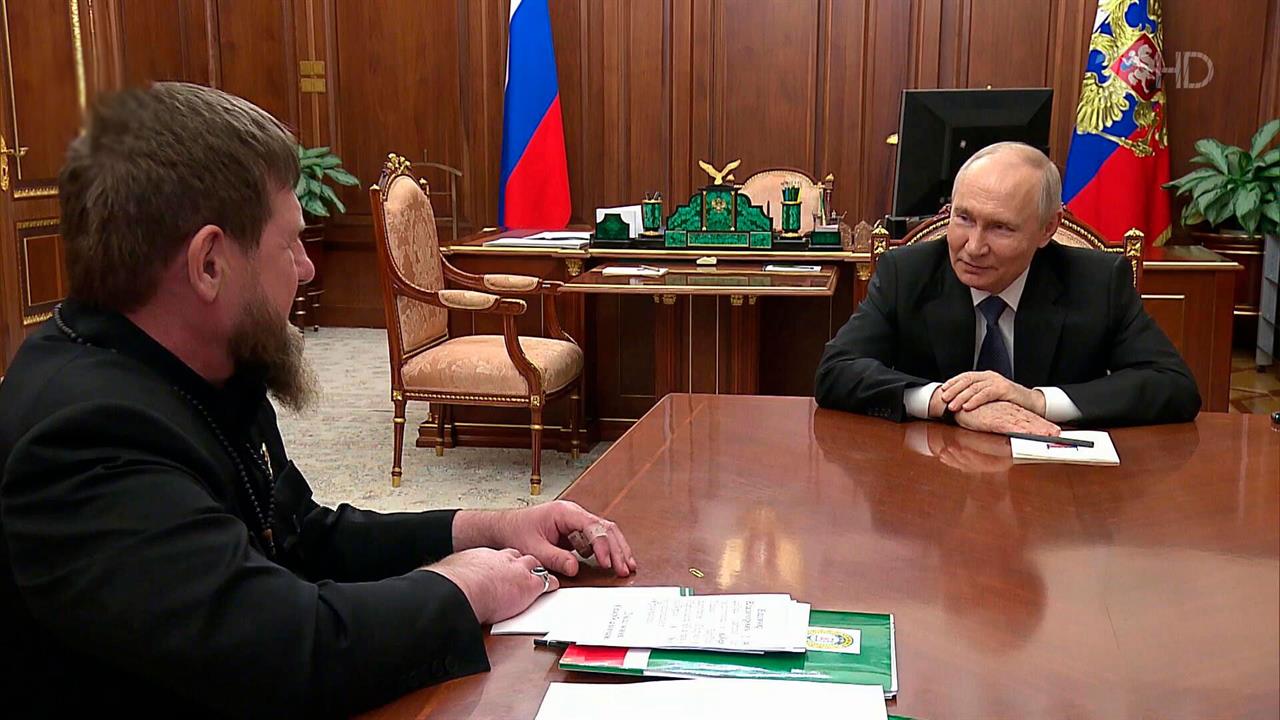 О помощи пострадавшим в результате паводков президенту доложил глава Чеченской республики Рамзан ...