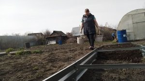 ПРОСТАЯ ЖИЗНЬ 45// С АНДРЕЕМ ВО ДВОРЕ// УСТАНОВИЛИ НОВУЮ ГРЯДКУ/ ЗАСЫПАЛИ ЗЕМЛЕЙ ВЫСАДИЛИ ХРИЗАНТЕМЫ