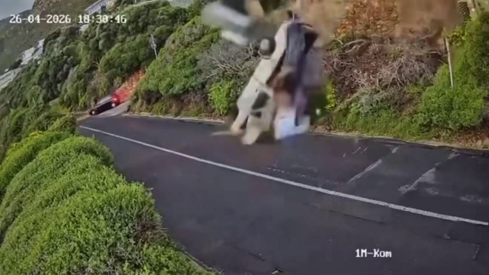 جنوب أفريقيا.. سقوط سيارة من منحدر في كيب تاون