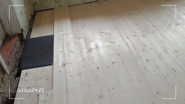 Ну и пол, без одной доски, всё.Переходим к стенам.