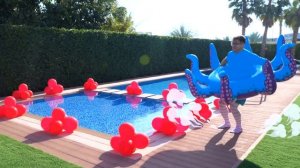 Гигантский осьминог в игровом домике Адама