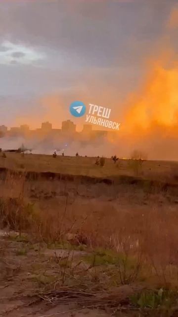 😱 Возгорание на улице Взлётной. Пожарные на месте.