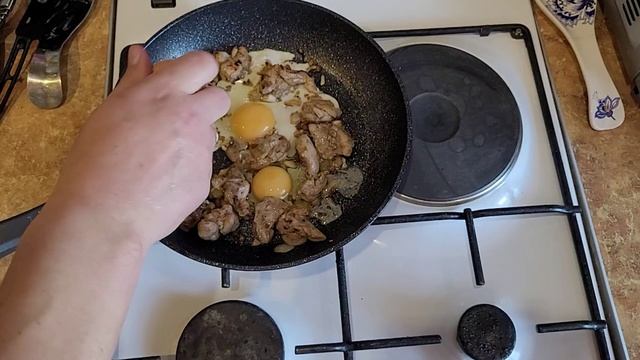 Мясо с яичницей, луком, чесноком и зеленью — просто и вкусно