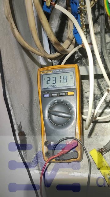 Был откушен Нулевой провод прямо на трансформаторе. Напряжение просаживалось под нагрузкой!