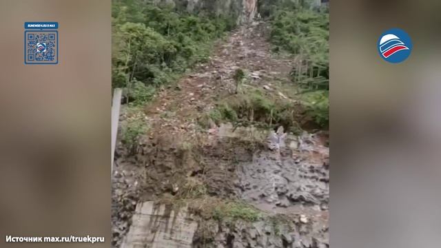 Огромный валун снёс грузовик на трассе в китайском городе Хэчи