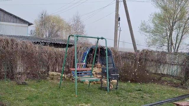 30 апреля.Целый день идёт снег.