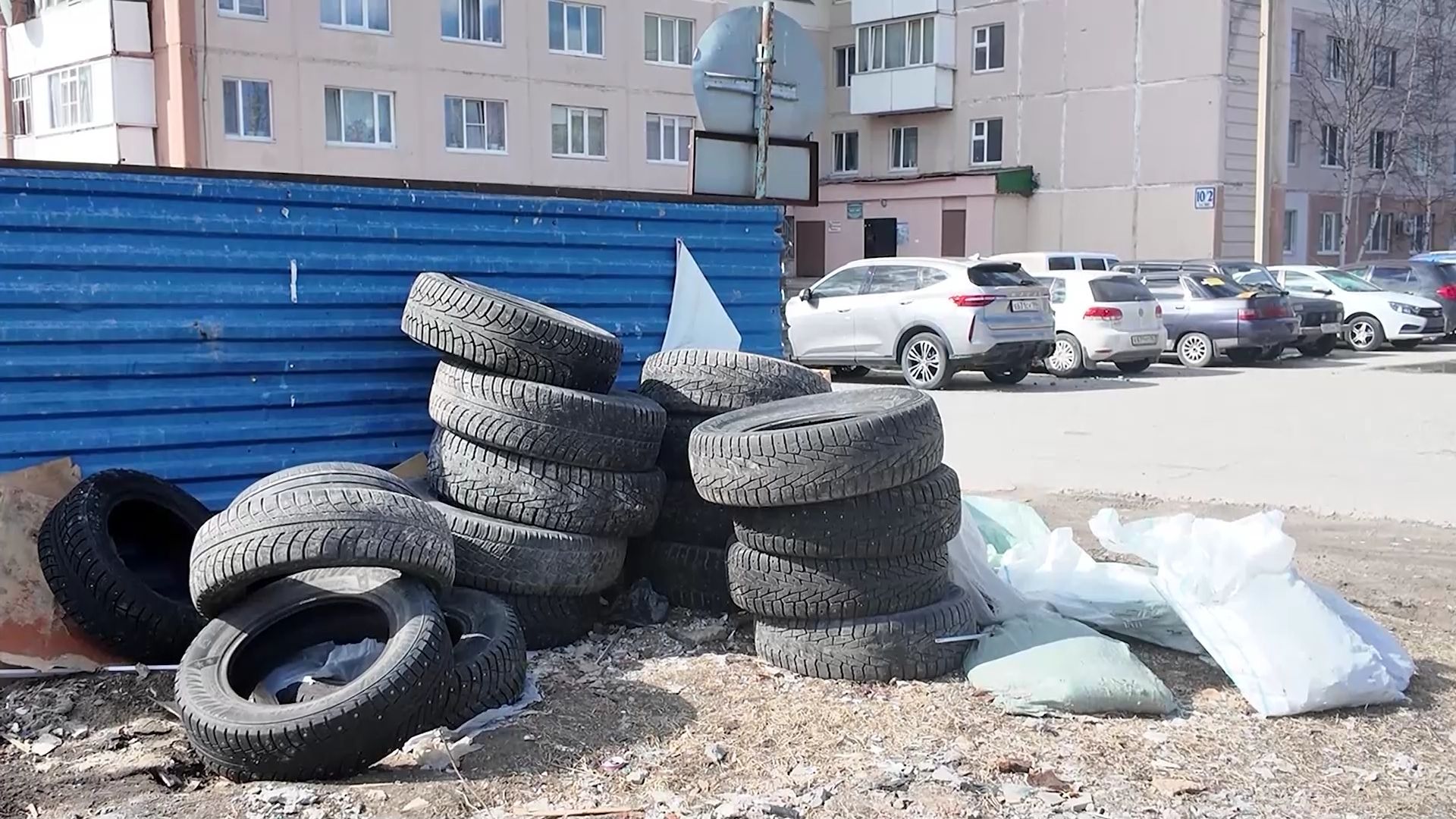 Пыть-яхцам напомнили, что нельзя складировать на контейнерных площадках