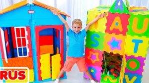 Влад и Никита строят цветной детский домик и играют